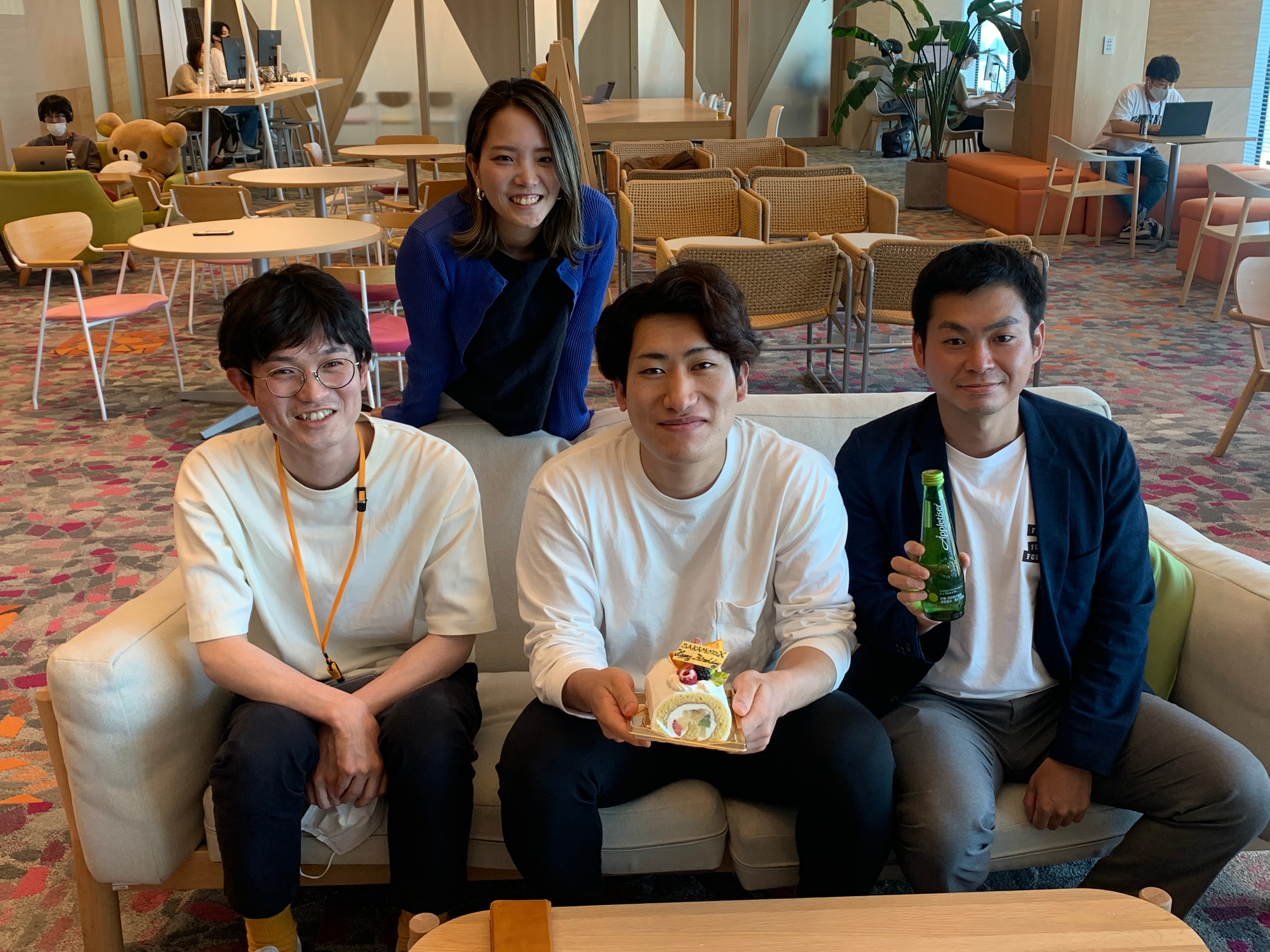 Yuna with three teammates on a couch, celebrating with a cake